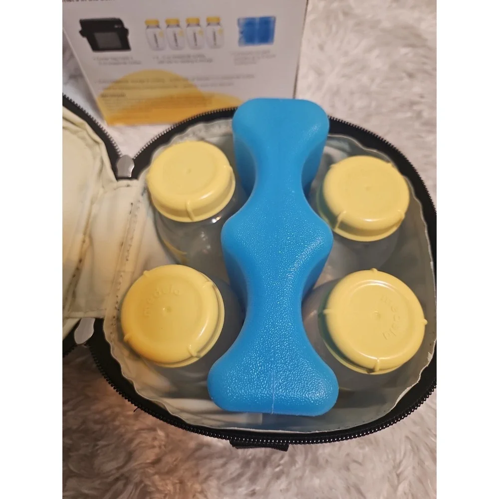 Medela Breast Milk Cooler Bag Set (1) cooler bag; (1) ice pack; (4) 5oz Bottles